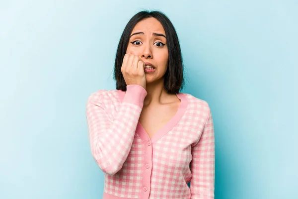 Mujer Hispana Joven Aislada Sobre Fondo Azul Mordiendo Uñas Nerviosa — Foto de Stock