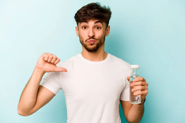 Jonge Spaanse Man Met Een Fles Water Geïsoleerd Witte Achtergrond — Stockfoto