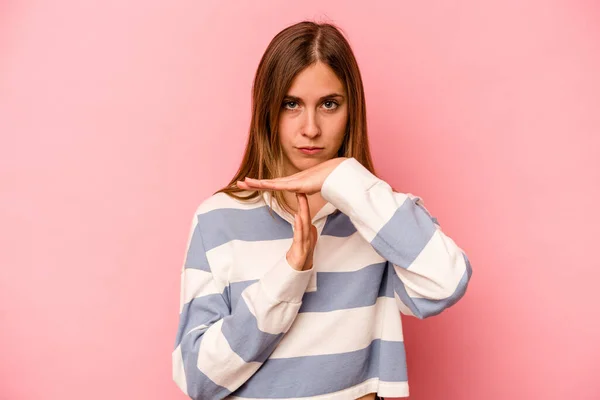 Young Caucasian Woman Isolated Pink Background Showing Timeout Gesture — Stock Photo, Image