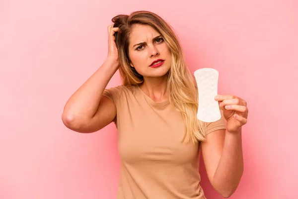 Jonge Blanke Vrouw Houden Sanitaire Servet Geïsoleerd Roze Achtergrond Wordt — Stockfoto