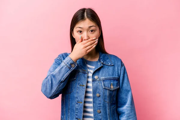 Joven Mujer China Aislada Sobre Fondo Rosa Cubriendo Boca Con —  Fotos de Stock