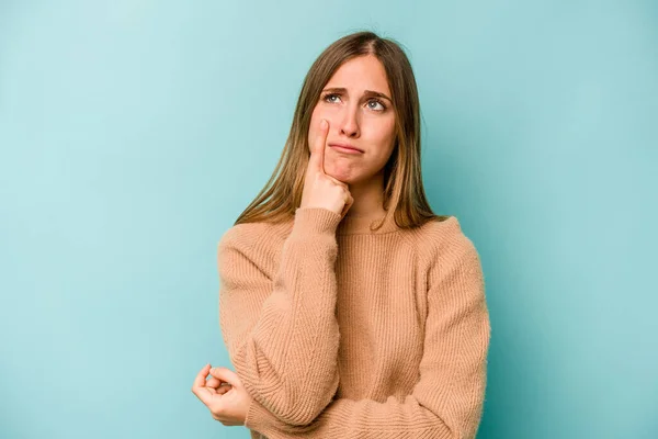 Joven Mujer Caucásica Aislada Sobre Fondo Azul Llorando Infeliz Con — Foto de Stock