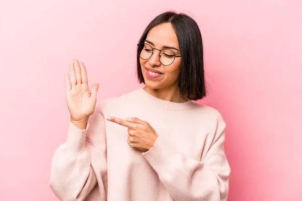 Mujer Hispana Joven Aislada Sobre Fondo Rosa Sonriente Alegre Mostrando — Foto de Stock