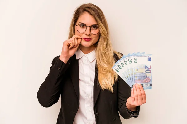 若い実業家の女性が秘密を保持唇に指で白い背景に隔離された紙幣を保持 — ストック写真