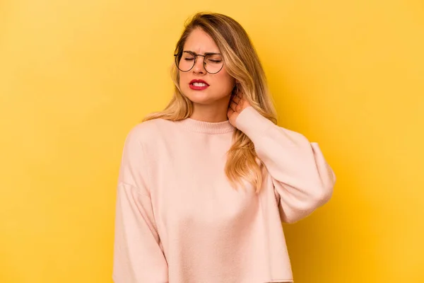 Young Caucasian Woman Isolated Yellow Background Massaging Elbow Suffering Bad — Stock Photo, Image