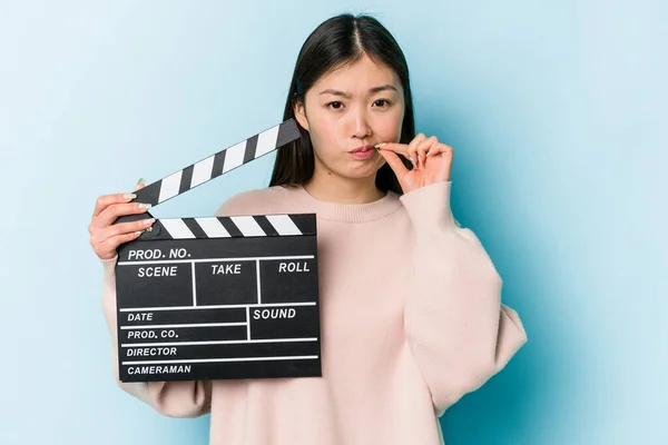 Joven Mujer Asiática Sosteniendo Clapperboard Aislado Sobre Fondo Azul Con —  Fotos de Stock