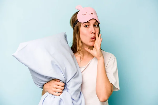 Mavi Arka Planda Izole Edilmiş Pijama Giyen Beyaz Bir Kadın — Stok fotoğraf