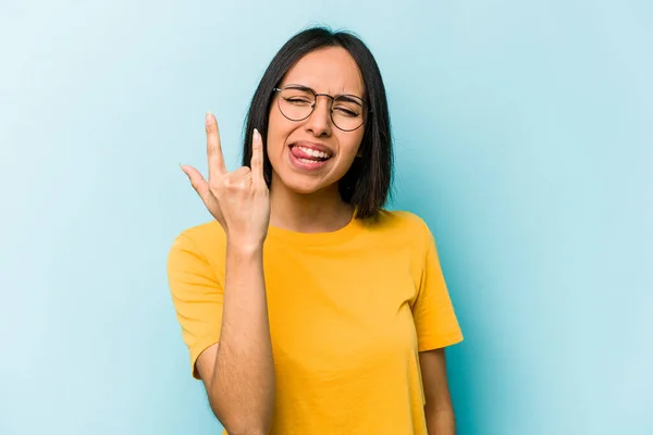 Jonge Latino Vrouw Geïsoleerd Blauwe Achtergrond Tonen Rock Gebaar Met — Stockfoto