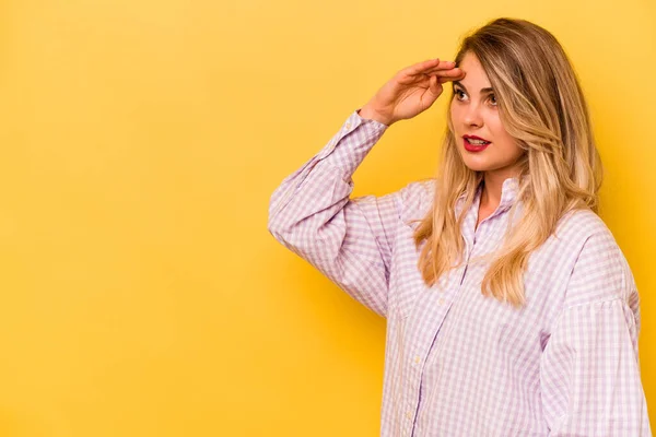 Mulher Caucasiana Jovem Isolado Fundo Amarelo Olhando Para Longe Mantendo — Fotografia de Stock