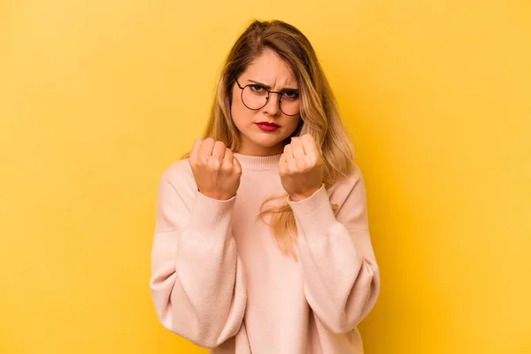 Mujer Caucásica Joven Aislada Sobre Fondo Amarillo Lanzando Puñetazo Ira —  Fotos de Stock