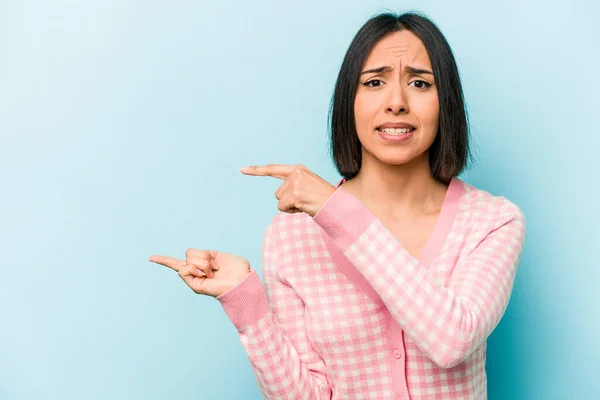 Jonge Spaanse Vrouw Geïsoleerd Blauwe Achtergrond Geschokt Wijzend Met Wijsvingers — Stockfoto