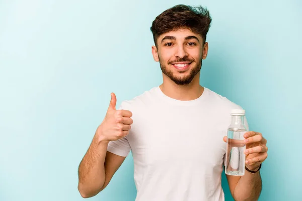 Jonge Spaanse Man Met Een Fles Water Geïsoleerd Witte Achtergrond — Stockfoto