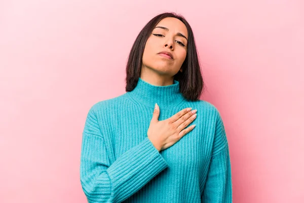 Mujer Hispana Joven Aislada Sobre Fondo Rosa Haciendo Juramento Poniendo —  Fotos de Stock