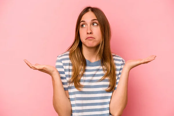 Jonge Blanke Vrouw Geïsoleerd Roze Achtergrond Verward Twijfelachtige Schouders Een — Stockfoto