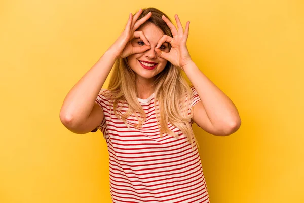 Giovane Donna Caucasica Isolato Sfondo Giallo Mostrando Segno Sopra Gli — Foto Stock