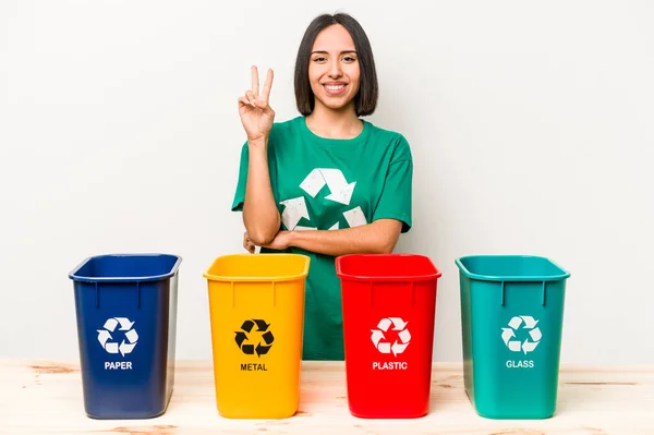 Young Hispanic Woman Recycling Isolated White Background Showing Number Two — Stock Photo, Image