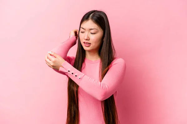 Joven Mujer China Aislada Sobre Fondo Rosa Masajeando Codo Sufriendo — Foto de Stock