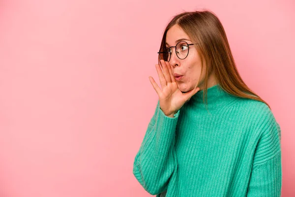 Joven Mujer Caucásica Aislada Sobre Fondo Rosa Está Diciendo Una —  Fotos de Stock