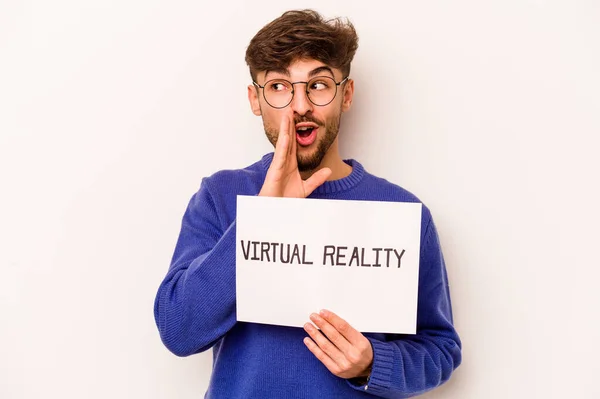 Jovem Hispânico Segurando Cartaz Realidade Virtual Isolado Fundo Branco Está — Fotografia de Stock