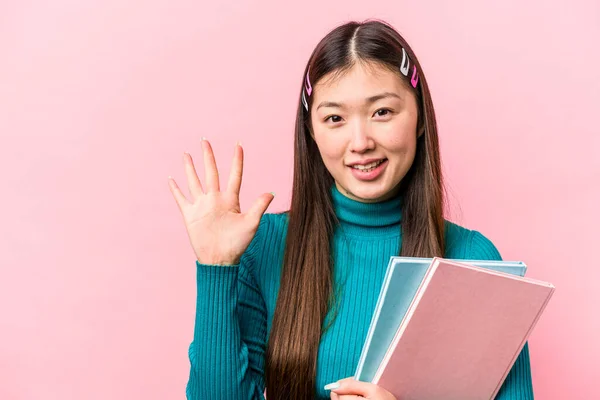Νεαρή Ασιάτισσα Φοιτήτρια Που Κρατάει Βιβλία Απομονωμένα Ροζ Φόντο Χαμογελώντας — Φωτογραφία Αρχείου