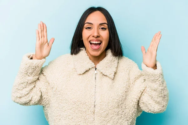 Junge Hispanische Frau Isoliert Auf Blauem Hintergrund Empfängt Eine Angenehme — Stockfoto