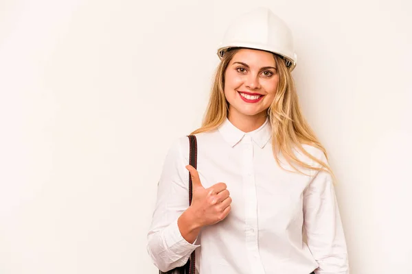 Młoda Architekt Kobieta Kasku Trzymając Plany Izolowane Białym Tle Uśmiechając — Zdjęcie stockowe