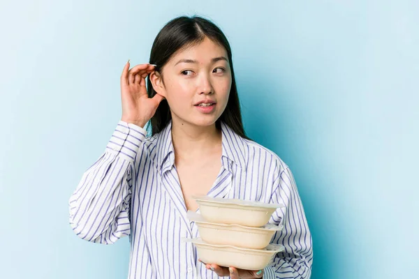 Jong Aziatische Vrouw Houden Tupperware Geïsoleerd Blauwe Achtergrond Proberen Naar — Stockfoto