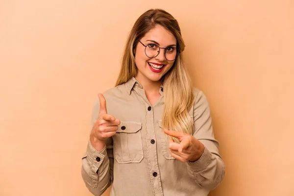 Mulher Branca Jovem Isolado Fundo Bege Apontando Para Frente Com — Fotografia de Stock