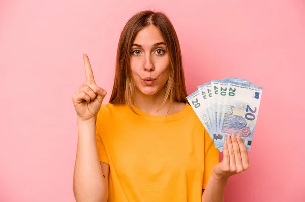 Young Caucasian Woman Holding Banknotes Isolated Pink Background Having Some — Stock Photo, Image