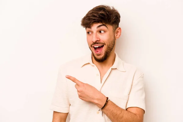 Jonge Spaanse Man Geïsoleerd Witte Achtergrond Kijkt Opzij Glimlachend Vrolijk — Stockfoto