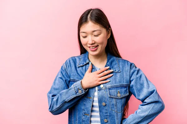 Pembe Arka Planda Izole Edilmiş Genç Çinli Kadın Gülüyor Ellerini — Stok fotoğraf