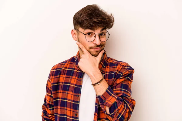 Jeune Homme Hispanique Isolé Sur Fond Blanc Contempler Planifier Une — Photo