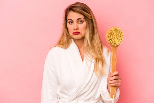 Young Caucasian Woman Holding Back Scratcher Isolated Pink Background Shrugs — Stock Photo, Image