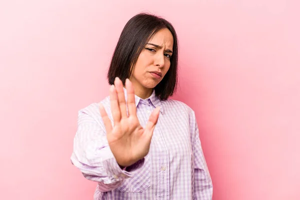 Giovane Donna Ispanica Isolata Sfondo Rosa Che Rifiuta Qualcuno Mostrando — Foto Stock