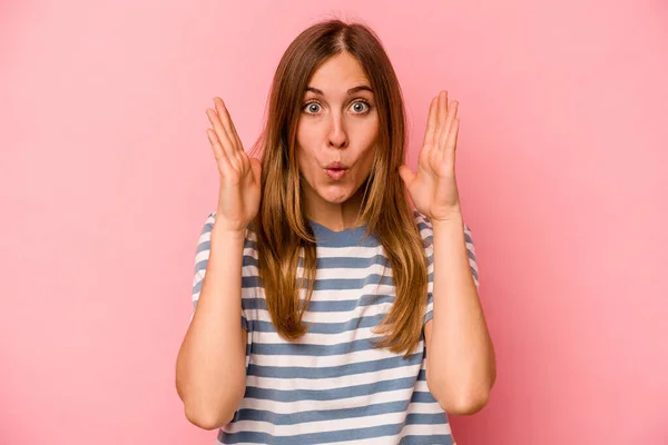 Mujer Joven Caucásica Aislada Sobre Fondo Rosa Sorprendida Conmocionada — Foto de Stock