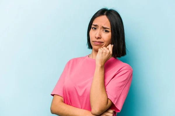 Young Hispanic Woman Isolated Blue Background Confused Feels Doubtful Unsure — Stock Photo, Image