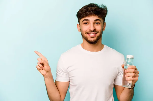 Jonge Spaanse Man Met Een Fles Water Geïsoleerd Een Witte — Stockfoto