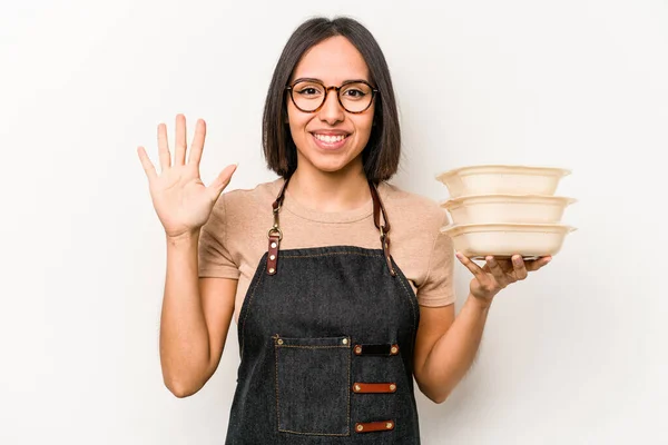 Ung Kaukasiska Servitris Kvinna Håller Tupperware Isolerad Vit Bakgrund Ler — Stockfoto