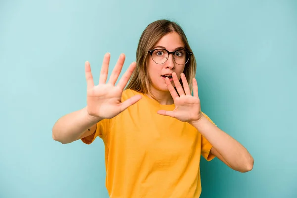Young Caucasian Woman Isolated Blue Background Being Shocked Due Imminent — Stock Photo, Image