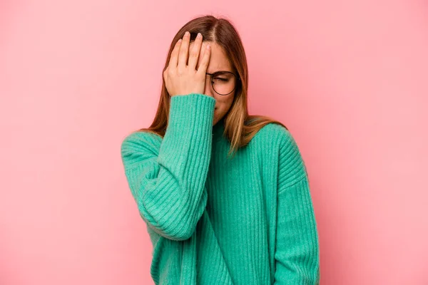 Jeune Femme Caucasienne Isolée Sur Fond Rose Oubliant Quelque Chose — Photo