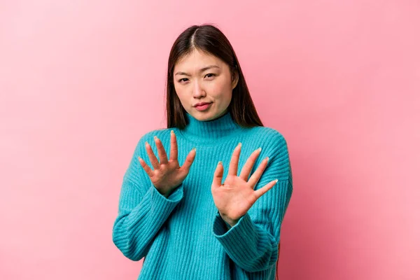 Joven Mujer China Aislada Sobre Fondo Rosa Rechazando Alguien Mostrando —  Fotos de Stock