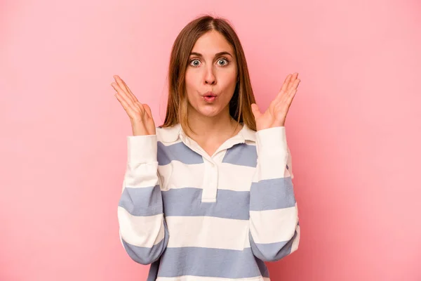 Young Caucasian Woman Isolated Pink Background Surprised Shocked — Stock Photo, Image