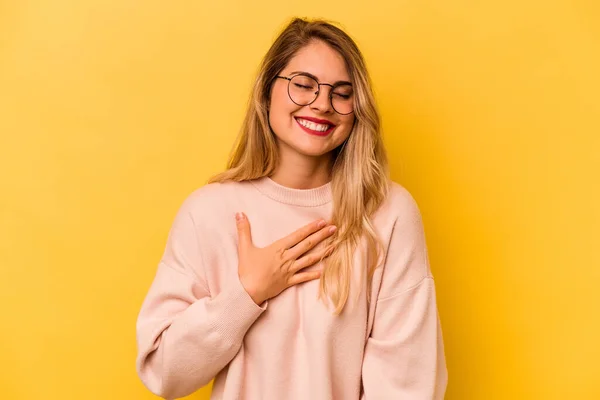 Mladá Běloška Žena Izolované Žlutém Pozadí Hlasitě Směje Držet Ruku — Stock fotografie