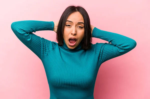 Ung Latinamerikansk Kvinna Isolerad Rosa Bakgrund Skrikande Mycket Upphetsad Passionerad — Stockfoto