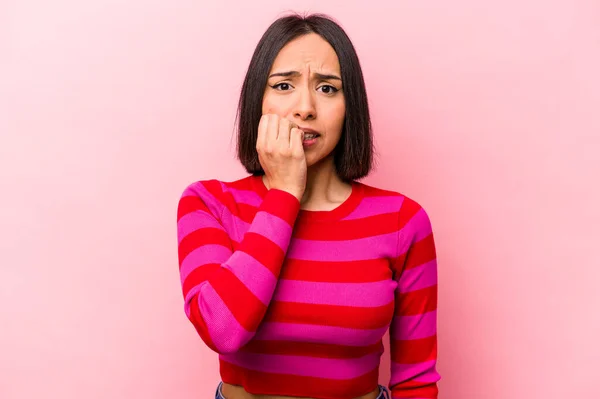 Giovane Donna Ispanica Isolata Sfondo Rosa Mordere Unghie Nervoso Molto — Foto Stock