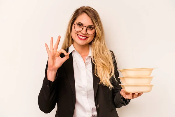 Unga Företag Kaukasiska Kvinna Håller Tupperware Isolerad Vit Bakgrund Glad — Stockfoto