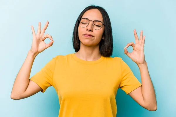 Mujer Hispana Joven Aislada Sobre Fondo Azul Relaja Después Duro — Foto de Stock