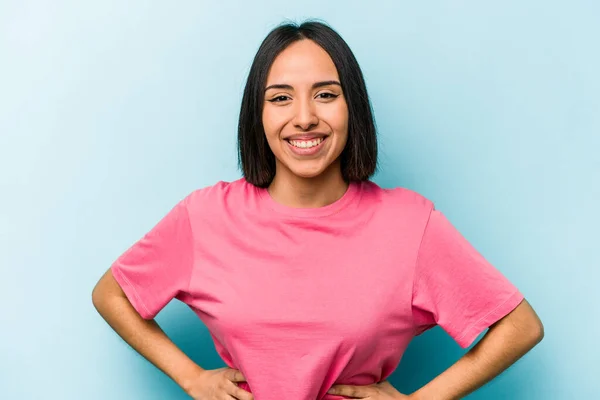 Ung Latinamerikansk Kvinna Isolerad Blå Bakgrund Glad Leende Och Glad — Stockfoto