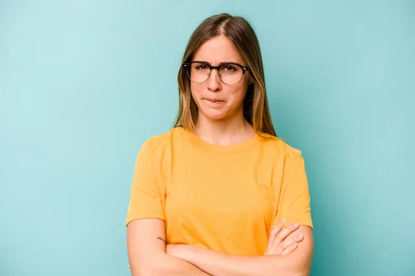 Young Caucasian Woman Isolated Blue Background Suspicious Uncertain Examining You — Stock Photo, Image