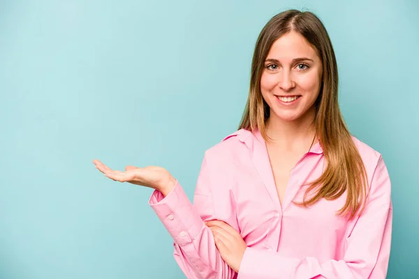 Mujer Caucásica Joven Aislada Sobre Fondo Azul Mostrando Espacio Copia —  Fotos de Stock